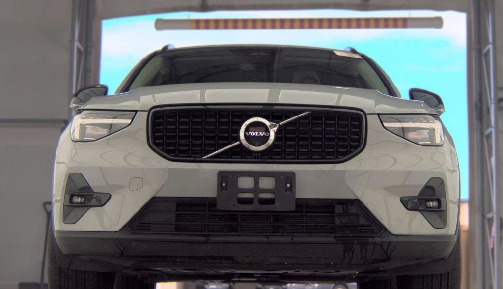 Used 2025 Volvo XC40 B5 Plus w/ Protection Package Premier AWD/4WD image 4
