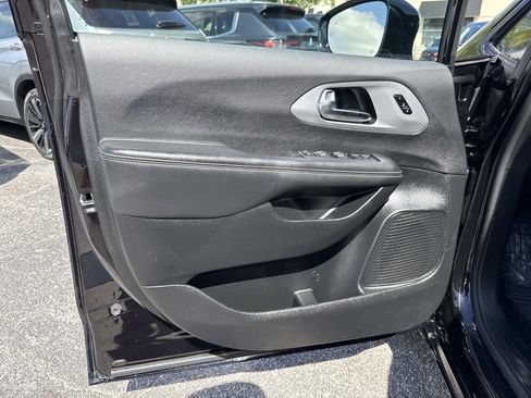 Used 2025 Chrysler Pacifica Limited image 18