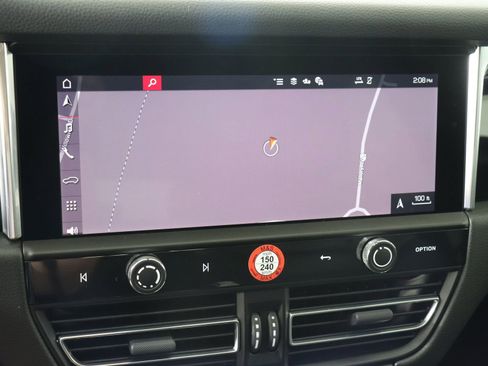 Certified 2025 Porsche Macan AWD/4WD image 29