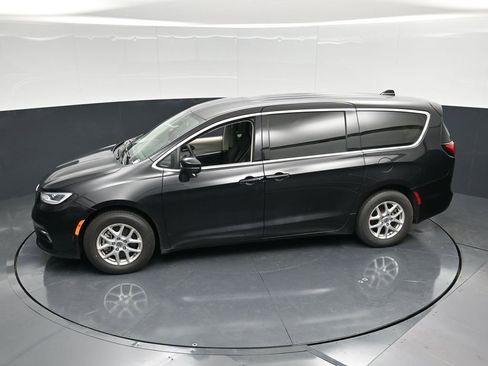 Used 2023 Chrysler Pacifica Touring-L FWD image 50