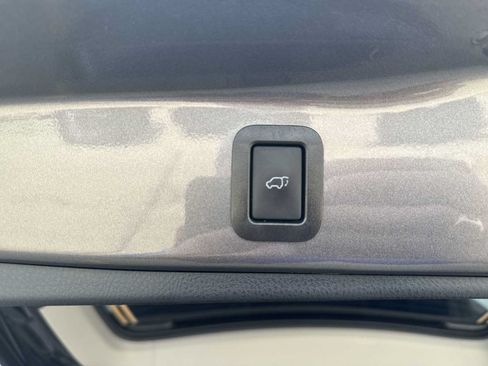 Used 2019 Toyota Highlander Plus AWD/4WD image 30
