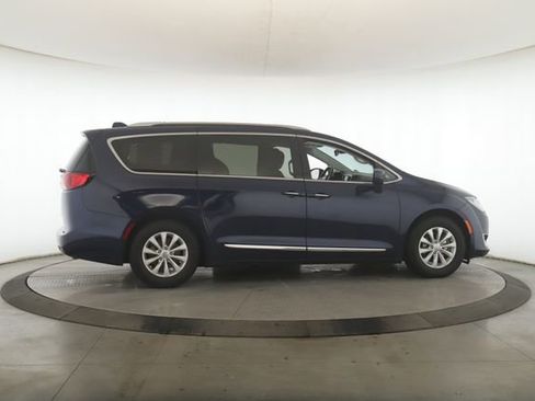 Used 2019 Chrysler Pacifica Touring-L image 6