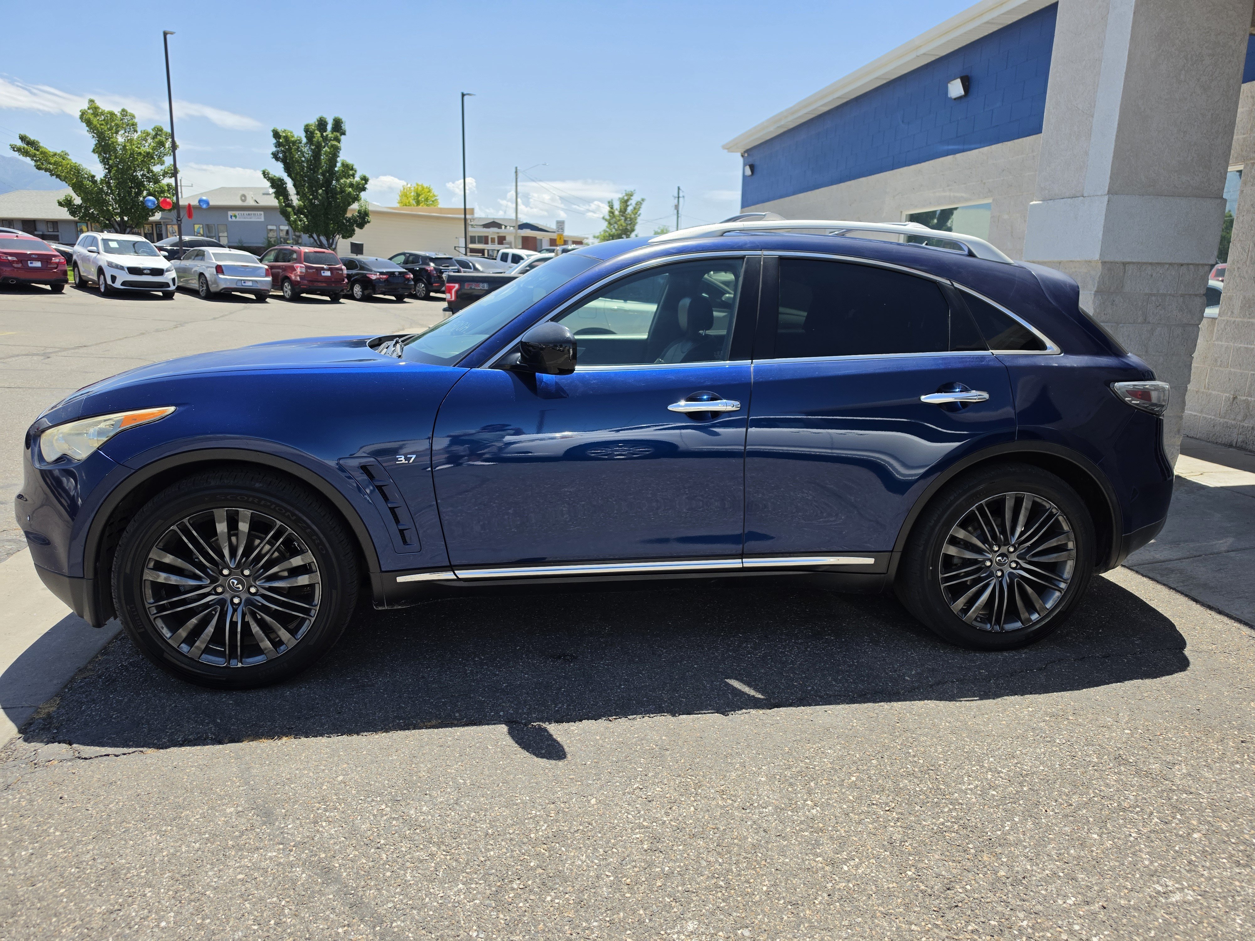 Used 2017 INFINITI QX70 AWD w/ Limited Package image 4