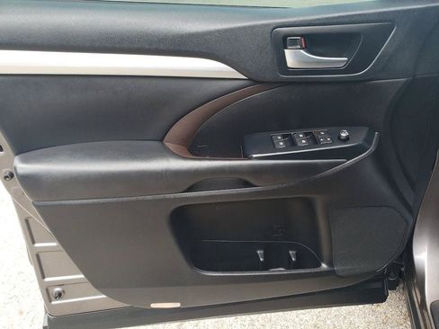 Certified 2019 Toyota Highlander XLE FWD image 18