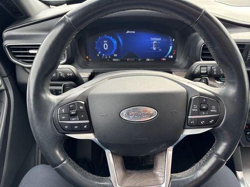 Used 2020 Ford Explorer Platinum w/ Premium Technology Package image 2