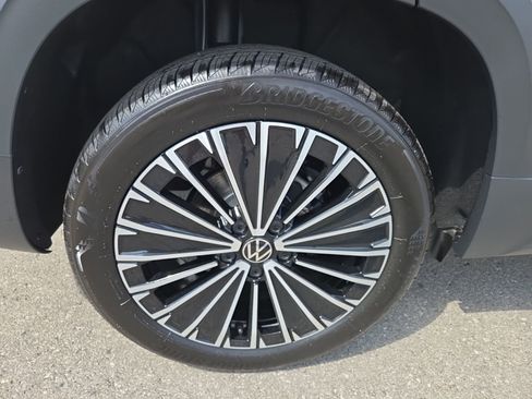 New 2026 Volkswagen Taos SE FWD image 10
