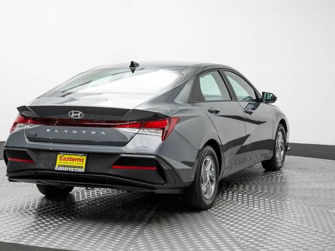 Used 2024 Hyundai Elantra SE FWD image 5