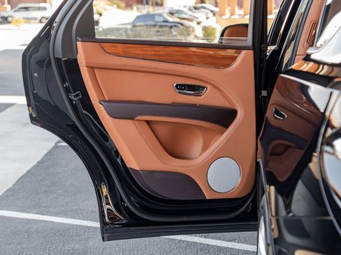 Used 2022 Bentley Bentayga image 23