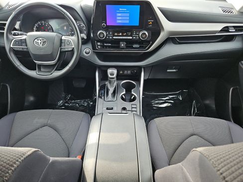 Used 2025 Toyota Highlander LE FWD image 12