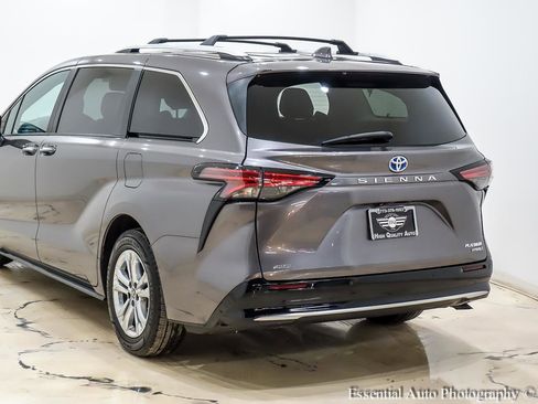 Used 2023 Toyota Sienna Platinum image 9