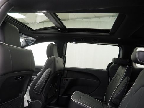 New 2026 Chrysler Pacifica Limited w/ S Appearance Package image 19