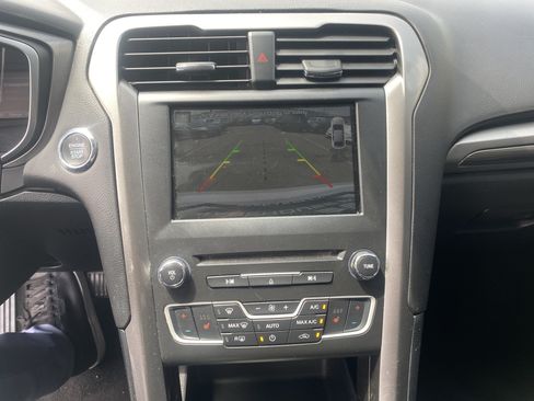 Used 2018 Ford Fusion SE w/ Equipment Group 602A FWD image 16