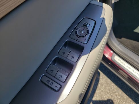 Used 2024 Hyundai Palisade Limited FWD image 17