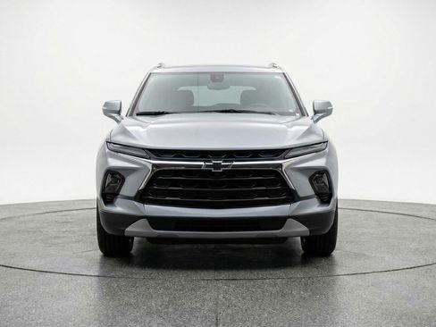 Used 2025 Chevrolet Blazer LT image 2