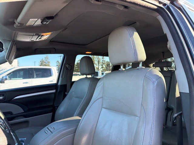 Used 2016 Toyota Highlander XLE AWD/4WD image 17
