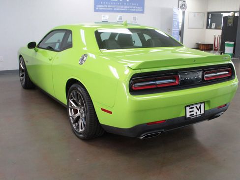 Used 2015 Dodge Challenger SRT w/ Technology Group image 7