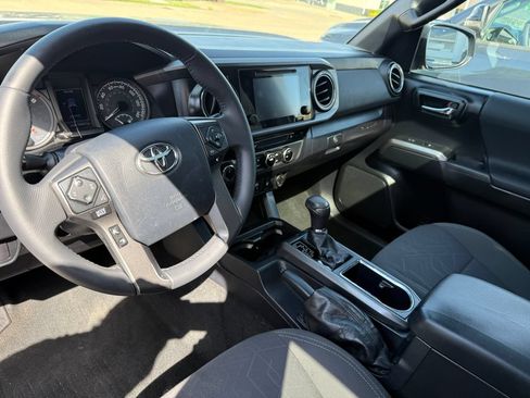 Used 2017 Toyota Tacoma TRD Off-Road w/ Premium & Technology Package AWD/4WD image 29