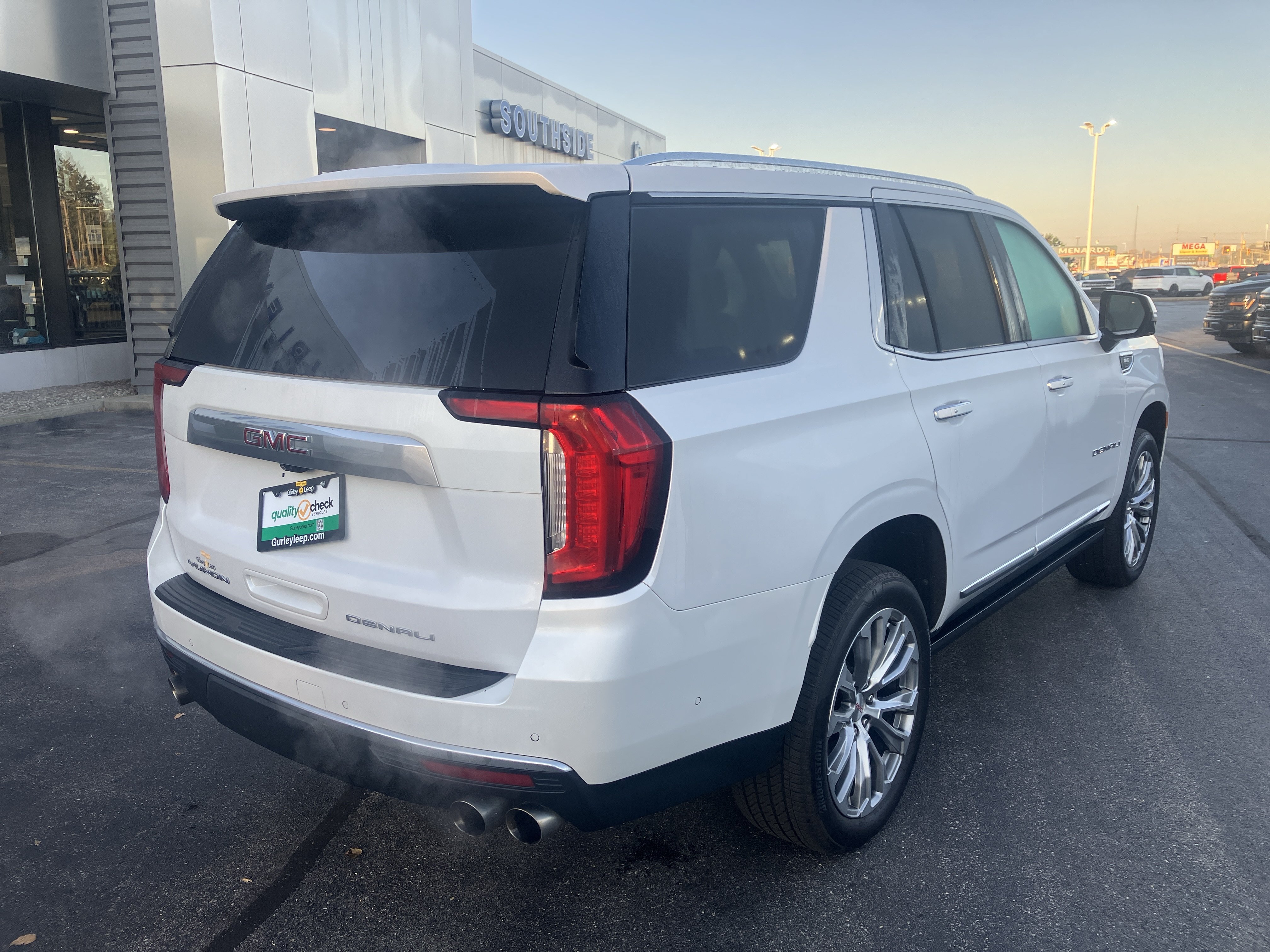 Used 2023 GMC Yukon Denali w/ Advanced Technology Package AWD/4WD image 7