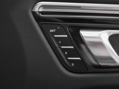 Used 2025 Porsche Macan image 21