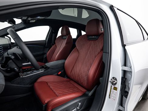 Used 2025 Audi S6 e-tron Prestige w/ 21" Black Optic Package image 11