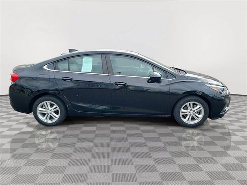 Used 2017 Chevrolet Cruze LT w/ Convenience Package image 6