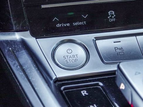 Used 2019 Audi e-tron Prestige w/ Prestige Package image 21