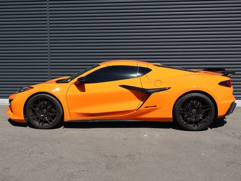 Used 2024 Chevrolet Corvette Z06 RWD image 2