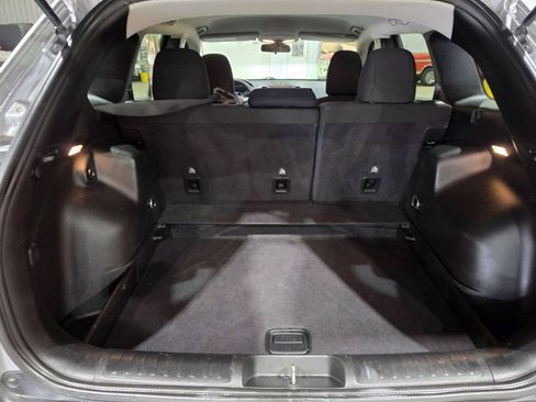 Used 2019 Jeep Cherokee Latitude w/ Popular Appearance Group FWD image 28