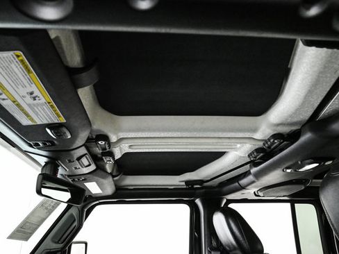 Used 2018 Jeep Wrangler Unlimited Sahara image 16