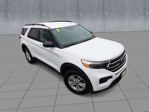 Used 2023 Ford Explorer XLT AWD/4WD image 2