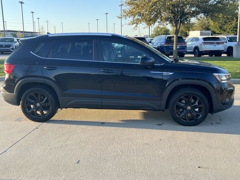 Used 2023 Volkswagen Taos SE w/ Panoramic Sunroof Package image 11