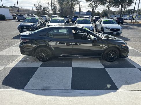 Used 2022 Toyota Camry SE w/ Convenience Package image 3