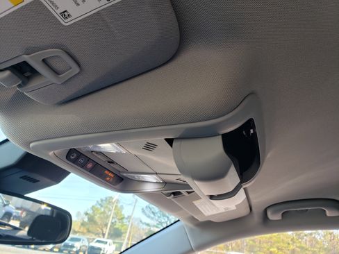 Used 2022 Chevrolet Equinox LT w/ Driver Convenience Package image 28