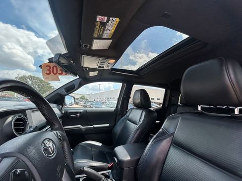 Used 2019 Toyota Tacoma TRD Off-Road w/ TRD Premium Off Road Package image 12