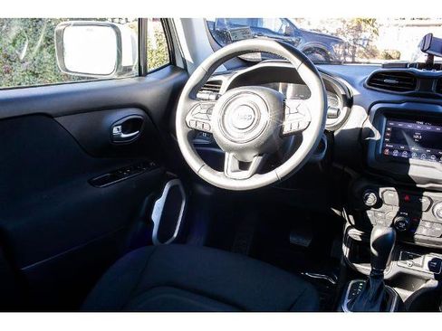 Used 2018 Jeep Renegade Latitude w/ Popular Equipment Group image 13