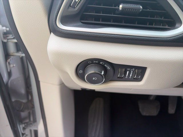 Used 2023 Chrysler Pacifica Touring-L FWD image 18