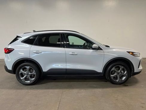 Used 2025 Ford Escape ST-Line Select AWD/4WD image 3