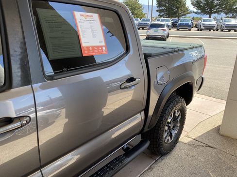 Used 2017 Toyota Tacoma TRD Off-Road w/ Premium & Technology Package AWD/4WD image 57