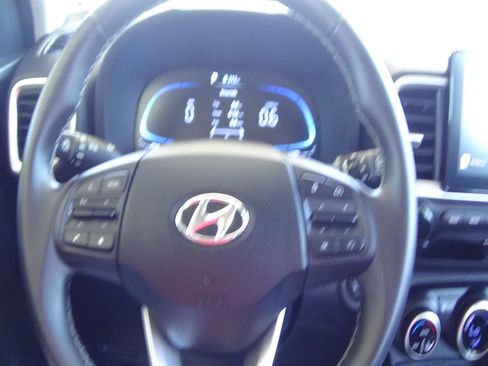 Used 2025 Hyundai Venue SEL FWD image 17