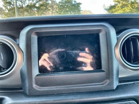 Used 2022 Jeep Gladiator Sport image 25