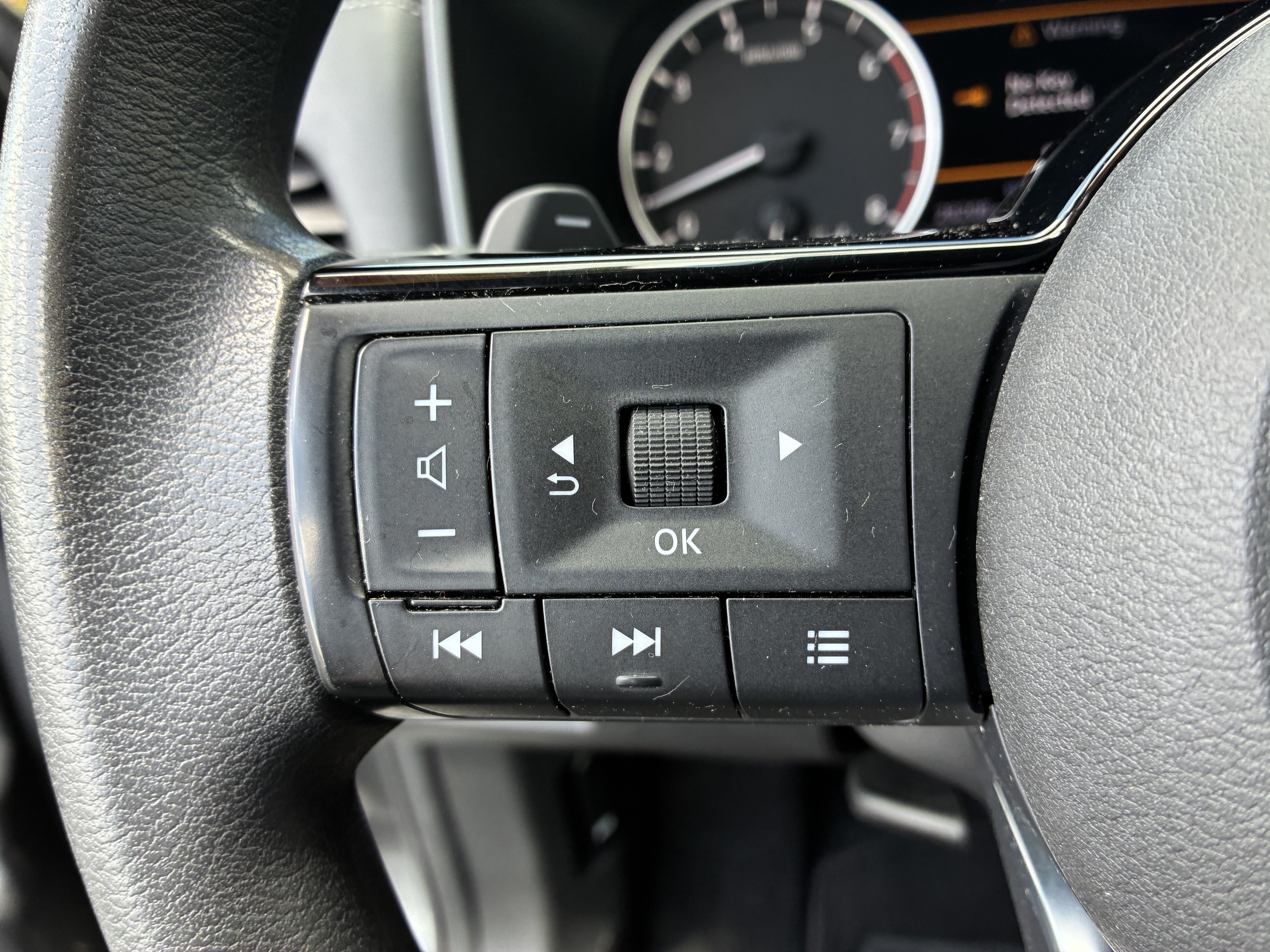 Used 2022 Nissan Rogue SV FWD image 28