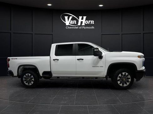 Used 2024 Chevrolet Silverado 2500 Custom w/ Custom Value Package image 2