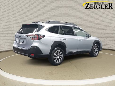 Used 2025 Subaru Outback Premium image 5