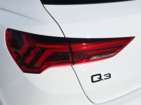 Used 2022 Audi Q3 2.0T Premium Plus w/ Premium Plus Package image 34