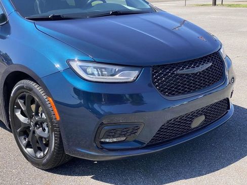 Used 2025 Chrysler Pacifica Limited FWD image 34
