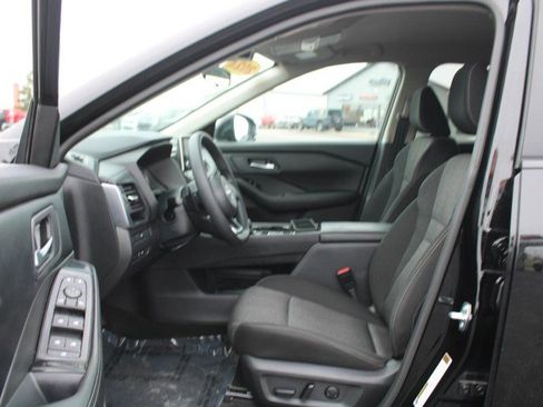 Used 2024 Nissan Rogue SV image 8