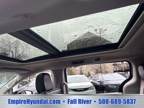 Used 2023 Chrysler Pacifica Limited FWD image 17