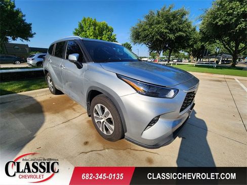 Used 2023 Toyota Highlander XLE FWD image 1