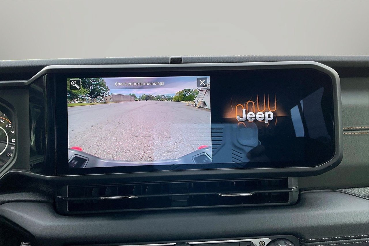 Certified 2025 Jeep Gladiator Mojave w/ Convenience Group AWD/4WD image 13