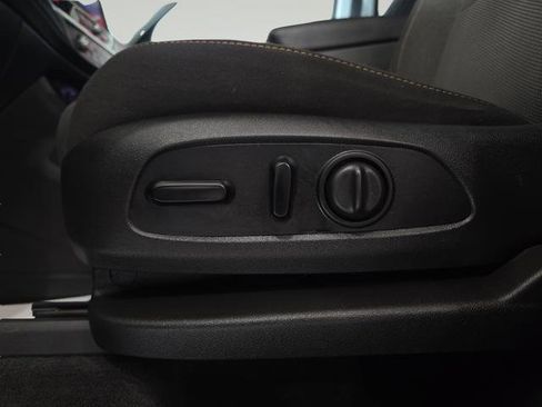 Used 2020 Chevrolet Traverse LT FWD image 11